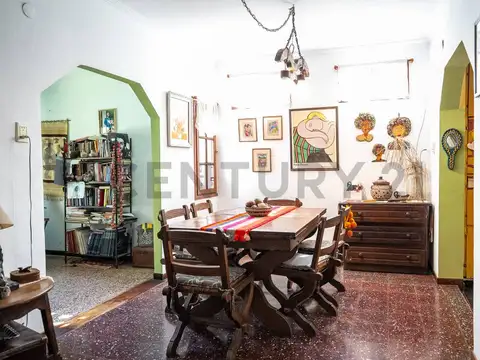 Casa 7 ambientes con 2 baños