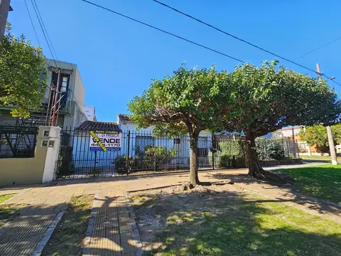 Casa 3 ambientes con parque Apto Credito Hipotecario en Villa Luzuriaga