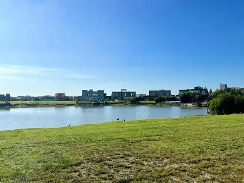 Excelente lote a la Laguna en Horizontes al sur