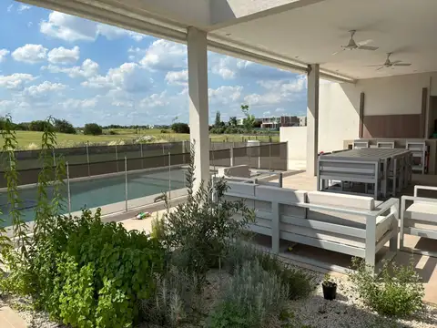 Casa en Alquiler con 1 cochera