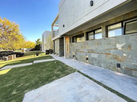 Casa 6 ambientes con 2 baños