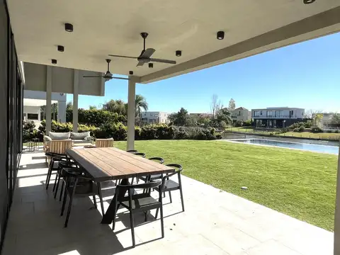 Casa en Venta a la Laguna en El Cantón - Islas, Escobar / Acepta Financiación