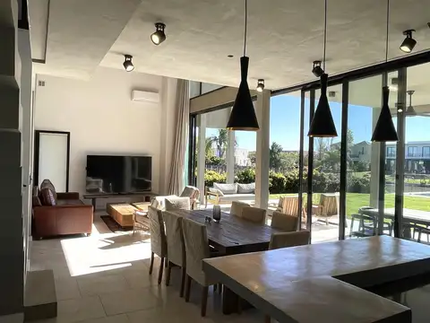 Casa en Venta con 5 cocheras