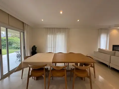 Casa 4 ambientes con 3 baños