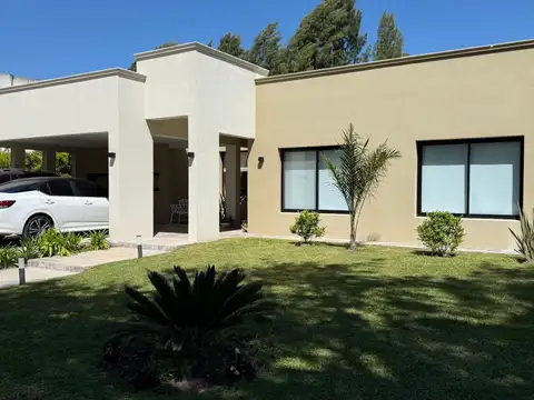 VENTA - CASA 4 AMBIENTES + PILETA