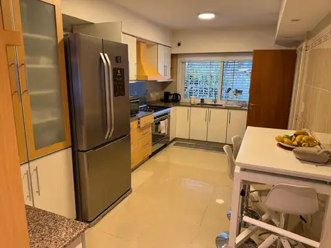 Casa en Alquiler con 3 cocheras