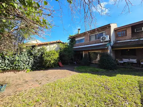 Casa en Venta Oportunidad  4 dorm 3 baños, jardín, pileta, cochera dos autos