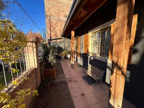 Casa 8 ambientes con 2 baños