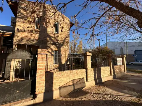 CASA EN VENTA 4 DORMITORIOS -  CANAL V