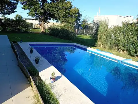 Casa en Alquiler con 3 cocheras