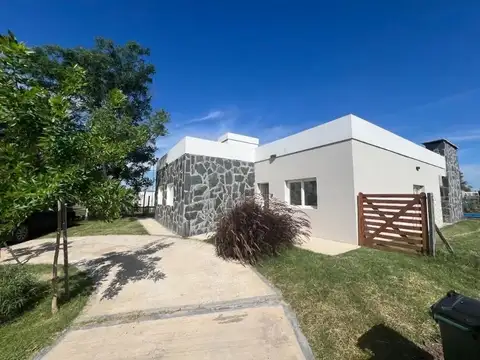 Casa en alquiler en Santa Lucia con pileta