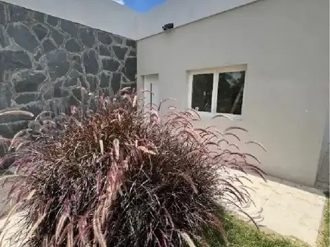 Casa en Alquiler en Pilar del Este - Santa Lucia, USD 1.199