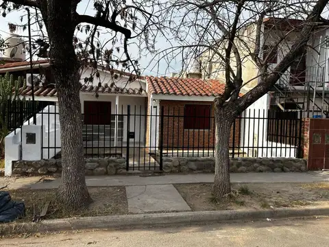 VENTA CASA REFACCIONADA 3 DORMITORIOS B° VICOR