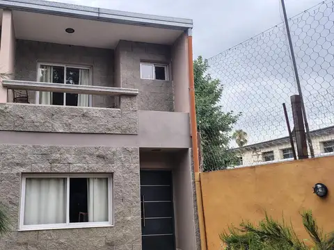 Duplex 3 ambientes - con jardín y espacio guarda coches - Venta