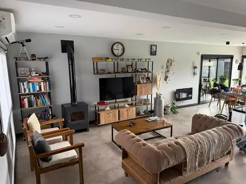 Casa 8 ambientes con 3 baños