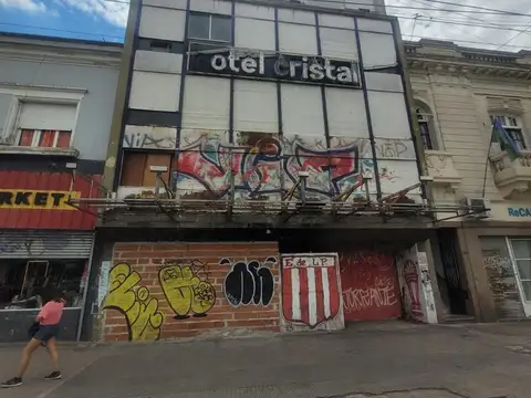 Hotel a refaccionar a mts de estacion de trenes y centro comercial
