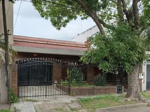 Casa tres dormitorio c/patio y pileta