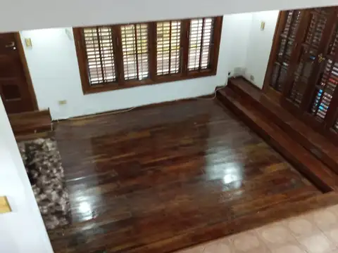 Casa 9 ambientes con 3 baños