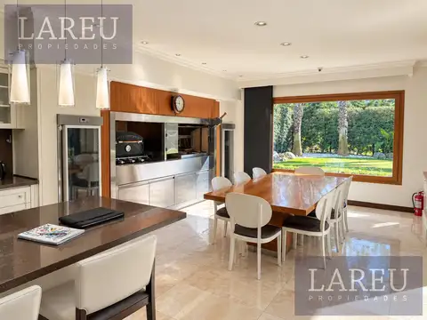 Casa en Venta con 6 cocheras