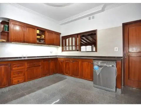 Casa 9 ambientes con 4 baños