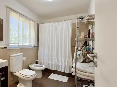 Casa en Alquiler con 2 cocheras