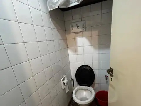 Local 3 x 9 toilette