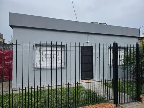 Casa en venta - 2 Dormitorios 1 Baño - Ezpeleta