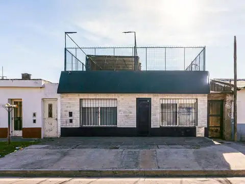 VENTA - Casa 2 dormitorios, patio seco y terraza - Las Heras, Rosario.