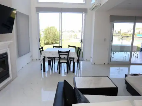 Casa en Alquiler Temporal con 2 cocheras