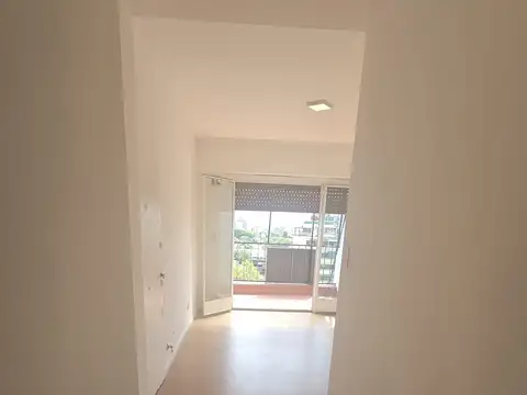 Muy Buen Departamento 3 amb al Frente White y Alberdi, amplio balcon al frente Orientacion Este, reciclado a nuevo.