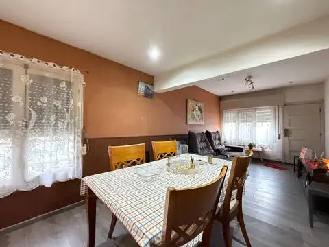 Casa 5 ambientes con 2 baños