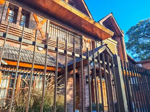 Casa en Venta con 2 cocheras