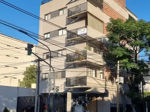 Excelente semi piso 3 amb c/cochera cubierta, edificio con terraza y parrilla