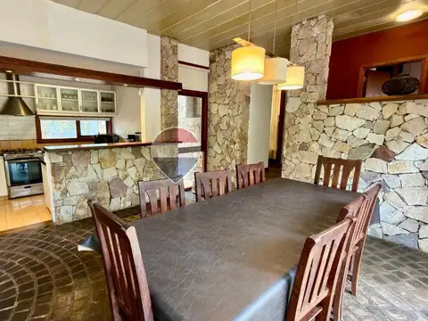 Casa 5 ambientes con 2 baños