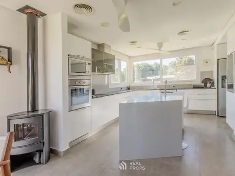 VENTA Campo de 25.000mts en Zelaya con residencia principal, 2 casas de huéspedes y pileta