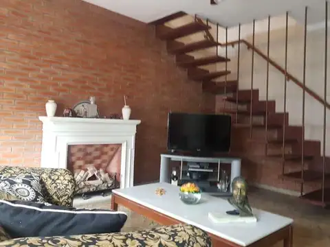 Casa 8 ambientes con 1 baño