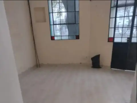 Local en Alquiler en Esquina sobre Av. Mitre, Florida – 30 m² con Excelente Vidriera