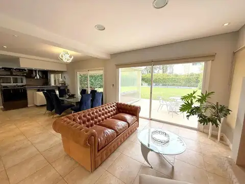Casa en Venta con 5 cocheras