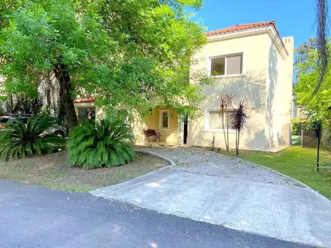 CASA EN VENTA  EN LA PEREGRINA