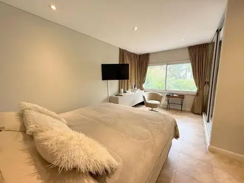 Casa en Venta con 5 cocheras