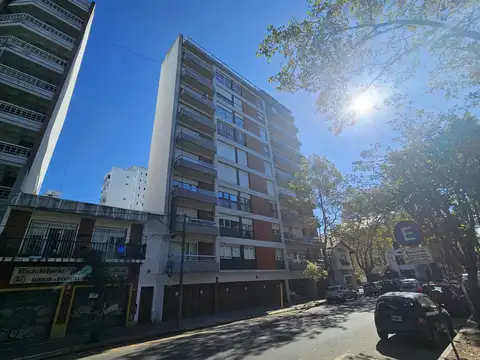 Piso 5 ambientes frente a Plaza Mitre