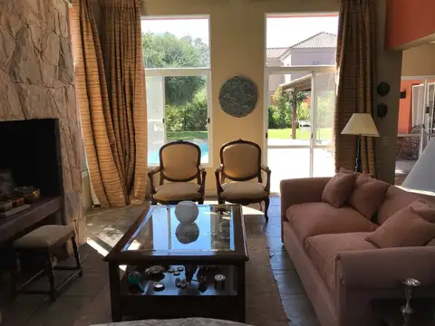 Casa en Venta con 3 cocheras