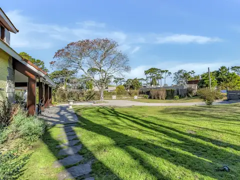 Casa 13 ambientes con 5 baños