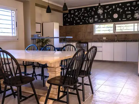 Casa en Venta con 2 cocheras