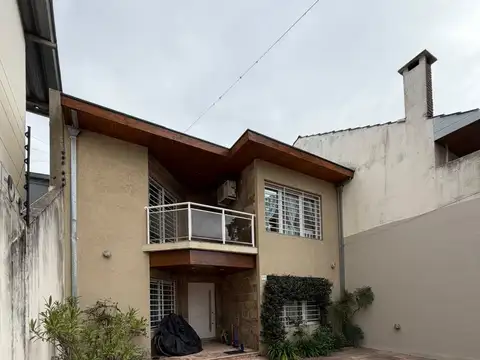 Luminosa y Cómoda Casa en El Centro de Olivos