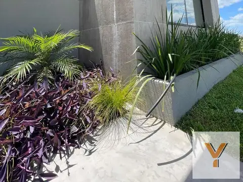 Casa en Venta con 4 cocheras