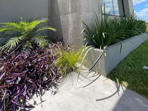 Casa en Venta con 4 cocheras