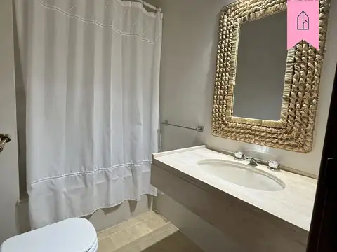 Casa en Alquiler con 1 cochera