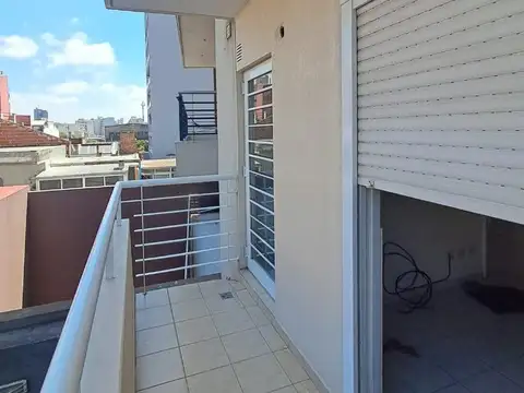 Departamento en  ALQUILER dos amb cotrafrente con balcón.