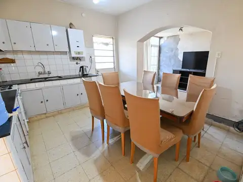 CASA EN VENTA 2 DORMITORIOS COCHERA Y PATIO